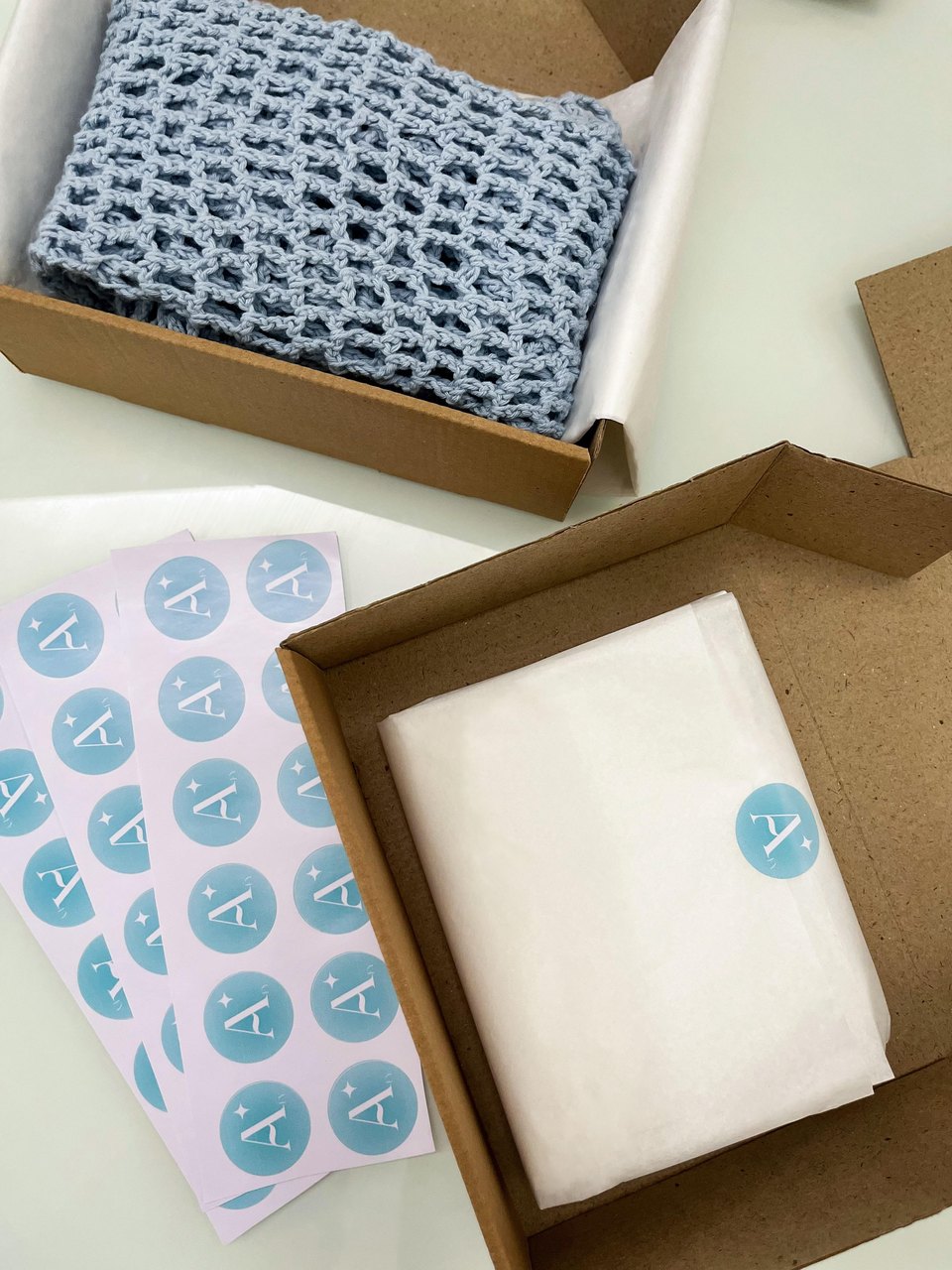 Embalagem da Amaro.fy: caixa kraft, papel seda e adesivos da marca