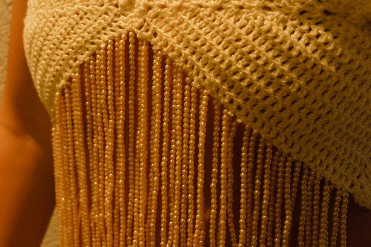 Detalhe de crochê com franja de pérolas, feito à mão